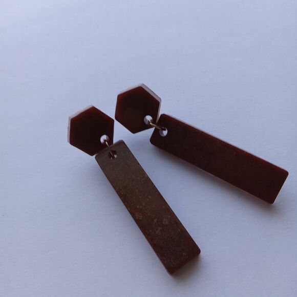 Brown resin bar and stud earrings - Picture 2 of 3